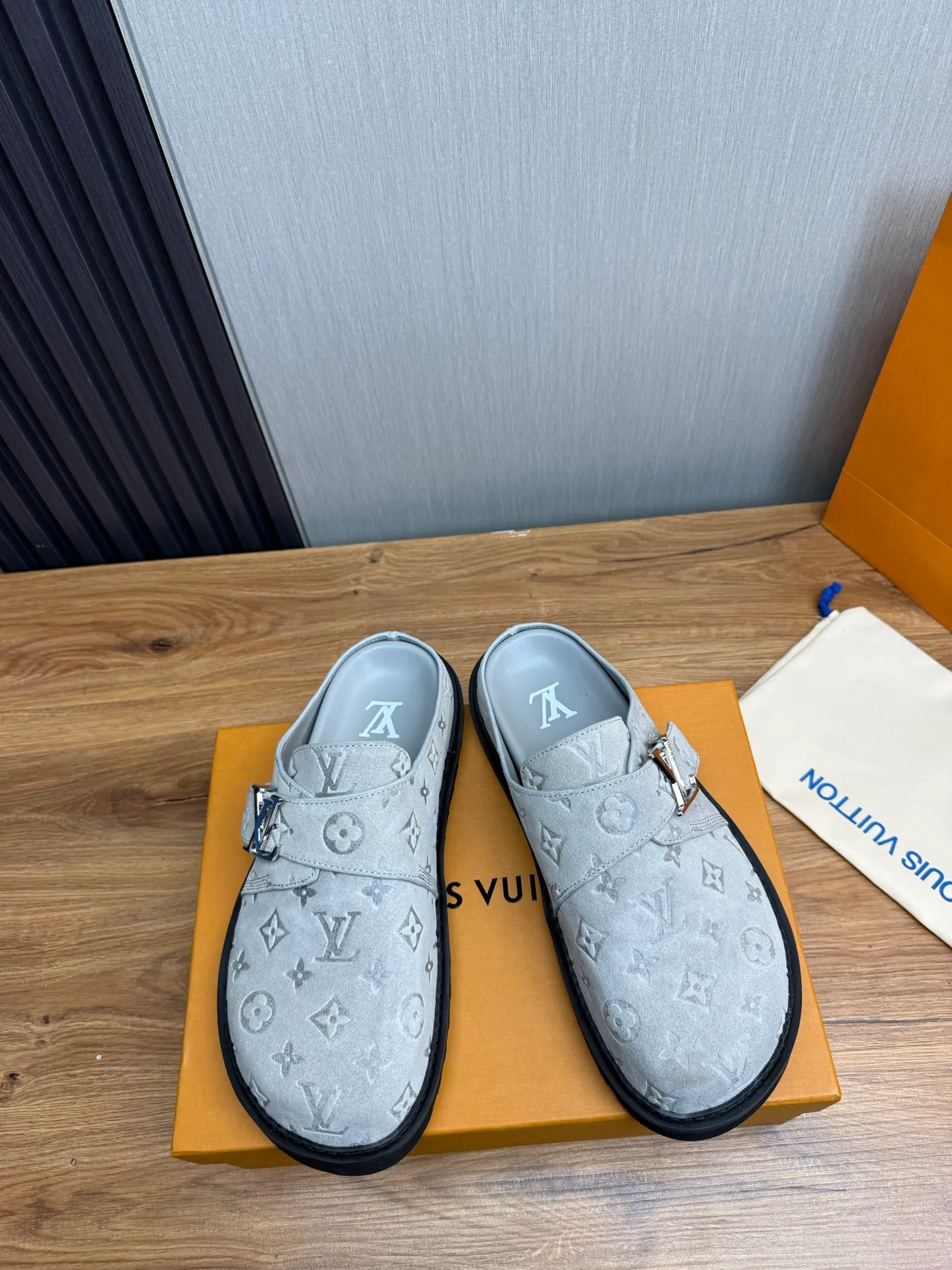 Men's men's shoes 460💰 Lv. Popular couple slippers hot sale🩷💚 🩴Official website one to one production 35-45 sizes 45 46 🉑️Customized!